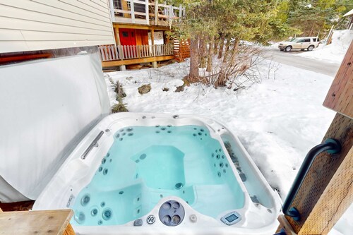 Spacious and bright Mt Hood lodge home with private hot tub - near skibowl