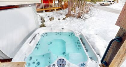 Spacious and bright Mt Hood lodge home with private hot tub - near skibowl