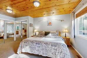 4 bedrooms, iron/ironing board, WiFi, bed sheets - Dog-friendly, A-frame cabin with private hot tub - tranquil setting near skiing (Welches)