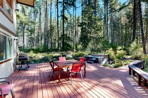 Outdoor dining - Dog-friendly, A-frame cabin with private hot tub - tranquil setting near skiing (Welches)