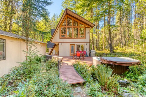 Dog-friendly, A-frame cabin with private hot tub - tranquil setting near skiing