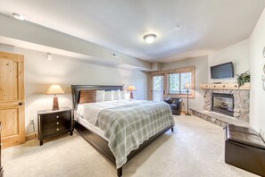 3 bedrooms, iron/ironing board, WiFi, bed sheets - Terrific Mt Hood condo with gas fireplace, balcony view & shared pool & hot tub (Government Camp)