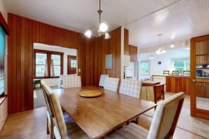 Dining - Charming Craftsman near park & Gearhart - dog-friendly (Gearhart)