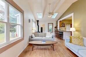 TV, fireplace, DVD player, offices - Charming Craftsman near park & Gearhart - dog-friendly (Gearhart)