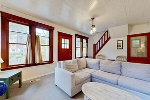 TV, fireplace, DVD player, offices - Charming Craftsman near park & Gearhart - dog-friendly (Gearhart)