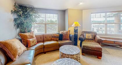 Classy and Convenient Dog-Friendly Condo with Private Balcony