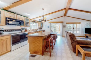 Fridge, microwave, oven, stovetop - Charming riverfront bungalow, dog-friendly, firepit, dock, & W&D (Sunriver)