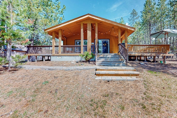 Exterior - Charming riverfront bungalow, dog-friendly, firepit, dock, & W&D (Sunriver)