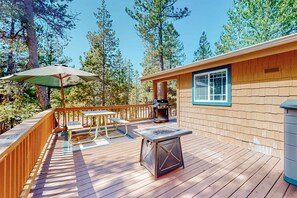 Outdoor dining - Charming riverfront bungalow, dog-friendly, firepit, dock, & W&D (Sunriver)
