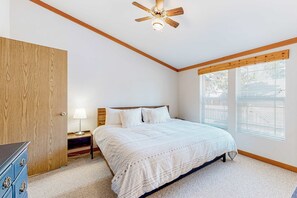 3 bedrooms, WiFi, bed sheets - Charming riverfront bungalow, dog-friendly, firepit, dock, & W&D (Sunriver)
