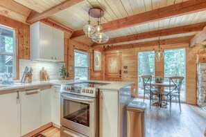 Fridge, oven, stovetop, dishwasher - 2-story mountain cabin with loft and fireplace, deck, streaming, washer&dryer (Rhododendron)