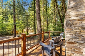 Terrace/patio - 2-story mountain cabin with loft and fireplace, deck, streaming, washer&dryer (Rhododendron)