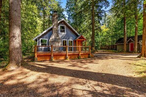 Exterior - 2-story mountain cabin with loft and fireplace, deck, streaming, washer&dryer (Rhododendron)