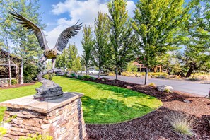 Property grounds - Two-Story Townhouse withFree WiFi, Fireplace, AC, Patio, & Shared Hot Tub, Pools (Eagle Crest)