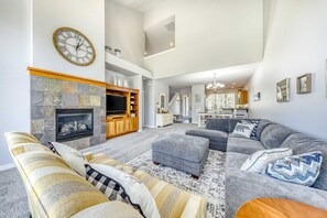 TV, fireplace, offices - Two-Story Townhouse withFree WiFi, Fireplace, AC, Patio, & Shared Hot Tub, Pools (Eagle Crest)