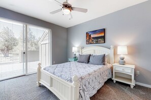 3 bedrooms, desk, WiFi, bed sheets - Two-Story Townhouse withFree WiFi, Fireplace, AC, Patio, & Shared Hot Tub, Pools (Eagle Crest)