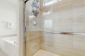Douche, sèche-cheveux, serviettes fournies