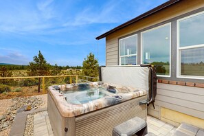Outdoor spa tub - Brand-new beautiful home with private hot tub & mountain views (Sisters)
