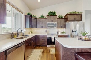 Fridge, microwave, oven, stovetop - Brand-new beautiful home with private hot tub & mountain views (Sisters)