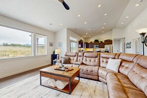 TV - Brand-new beautiful home with private hot tub & mountain views (Sisters)