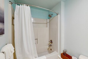 Douche, sèche-cheveux, serviettes fournies