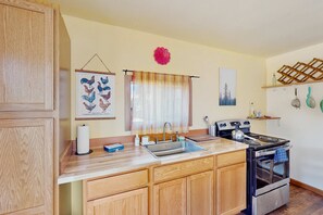 Fridge, oven, stovetop, coffee/tea maker