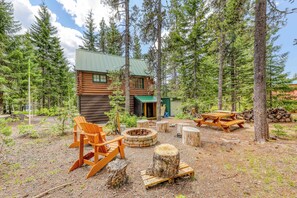 Outdoor dining - Adorable studio with modern amenities - close to slopes & restaurants (Government Camp)