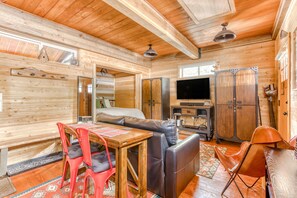 WiFi, bed sheets - Adorable studio with modern amenities - close to slopes & restaurants (Government Camp)