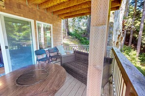 Property grounds - Cape Arch, your cozy coastal escape with patio, balcony and close to beach (Arch Cape)