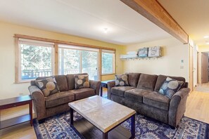 TV, offices - Cape Arch, your cozy coastal escape with patio, balcony and close to beach (Arch Cape)