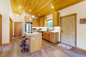 Fridge, microwave, oven, stovetop - Cape Arch, your cozy coastal escape with patio, balcony and close to beach (Arch Cape)