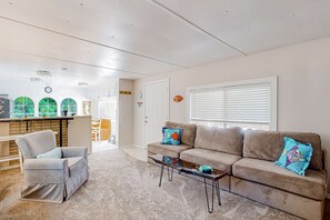 Lobby - Tree-lined coastal home with children's items, gas grill, and washer&dryer (Florence)