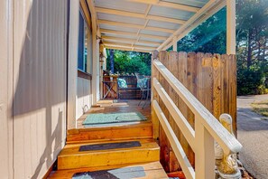 Terrace/patio - Tree-lined coastal home with children's items, gas grill, and washer&dryer (Florence)