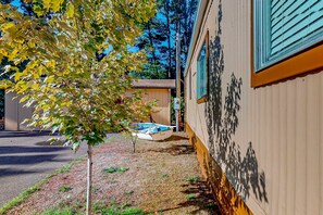 Property grounds - Tree-lined coastal home with children's items, gas grill, and washer&dryer (Florence)