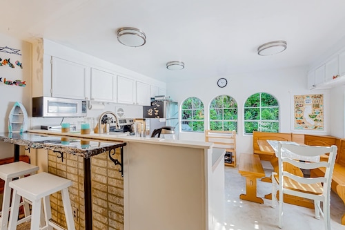 Tree-lined coastal dog-friendly home with children's items, gas grill, and washer&dryer