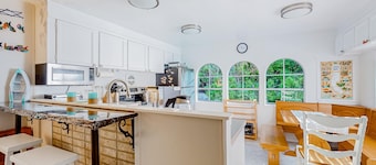 Tree-lined coastal dog-friendly home with children's items, gas grill, and washer&dryer