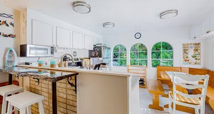 Tree-lined coastal dog-friendly home with children's items, gas grill, and washer&dryer