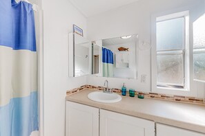 Shower, hair dryer, towels - Tree-lined coastal home with children's items, gas grill, and washer&dryer (Florence)