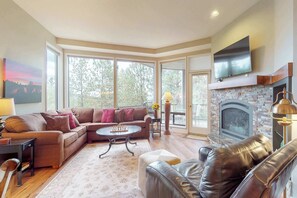 Living area - Comfortable condo with private hot tub & tennis-great location (Bend)