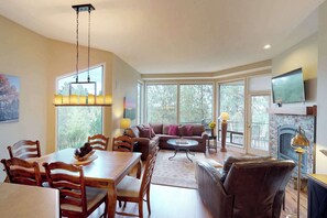 Living area - Comfortable condo with private hot tub & tennis-great location (Bend)