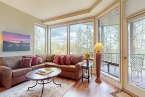 Living area - Comfortable condo with private hot tub & tennis-great location (Bend)
