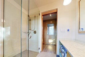 Dusche, Haartrockner, Handtücher