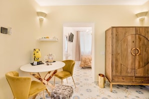 Junior Suite, Balcony, Mountain View | Dining - B&B IL SENTIERO (La Spezia)