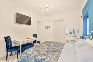 Suite familiar, balcó, vistes a la muntanya | Caixa forta a l'habitació, mobiliari individual i escriptori 