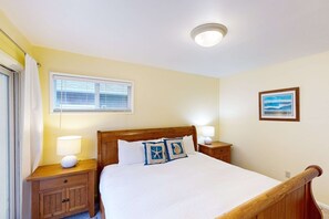 2 bedrooms, WiFi, bed sheets - Dog-Friendly Home Close to the Beach (Cannon Beach)