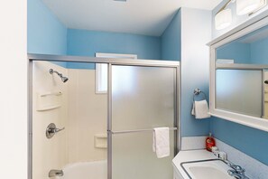 Shower, hair dryer - Dog-Friendly Home Close to the Beach (Cannon Beach)