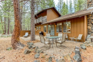 Outdoor dining - Dog-Friendly Home with Private Hot Tub & Patio - SHARC Passes to Pools & Tennis (Sunriver)