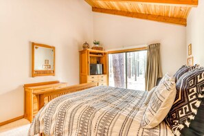 3 bedrooms, iron/ironing board, Internet - Dog-Friendly Home with Private Hot Tub & Patio - SHARC Passes to Pools & Tennis (Sunriver)