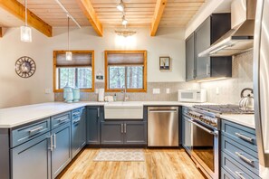Fridge, microwave, oven, stovetop - Dog-Friendly Home with Private Hot Tub & Patio - SHARC Passes to Pools & Tennis (Sunriver)
