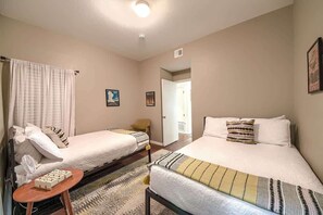 2 bedrooms, iron/ironing board, WiFi, bed sheets - CW B102 Graham Haus (New Braunfels)